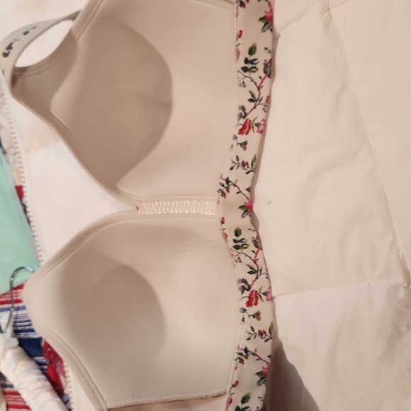 Cacique; 40D, Lightly Lined No Wire - Picture 4 of 6